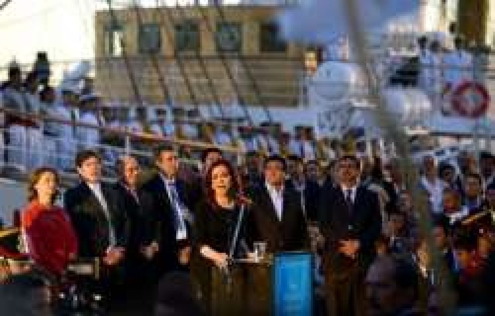 Capitanich con Cristina Kirchner en el arribo de la Fragata Libertad	