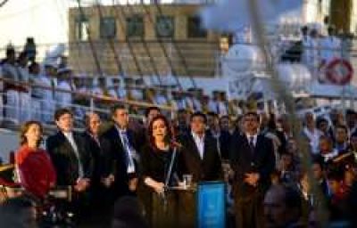 Capitanich con Cristina Kirchner en el arribo de la Fragata Libertad	
