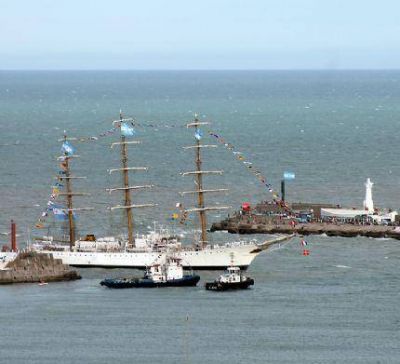 De regreso a casa!!! La Fragata Libertad entr� al puerto marplatense a las 17.38 minutos y desat� la fiesta