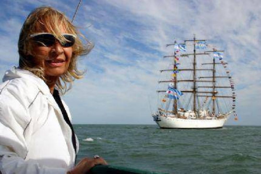 Un regreso triunfal acompa�ado por tierra y por mar