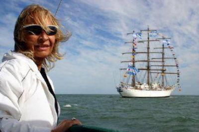 Un regreso triunfal acompa�ado por tierra y por mar