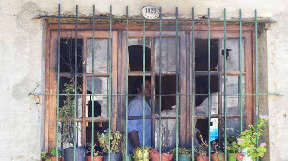 Arrojaron una molotov contra la casa de una familia que hab�a sido amenazada 
