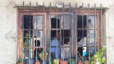 Arrojaron una molotov contra la casa de una familia que hab�a sido amenazada 