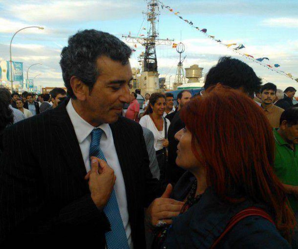 La senadora Di Rado reparti� banderitas para recibir a la Fragata Libertad
