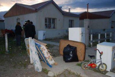 Familia reci�n llegada a la provincia intent� usurpar una casa en Chacra XIII