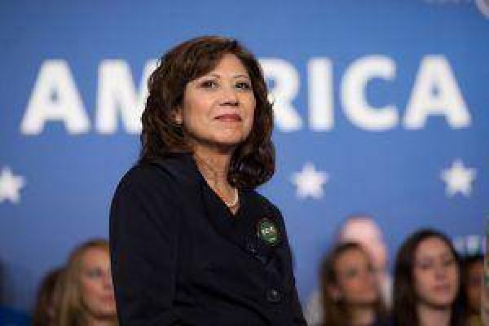 Dimiti� la �nica hispana del gabinete de Obama