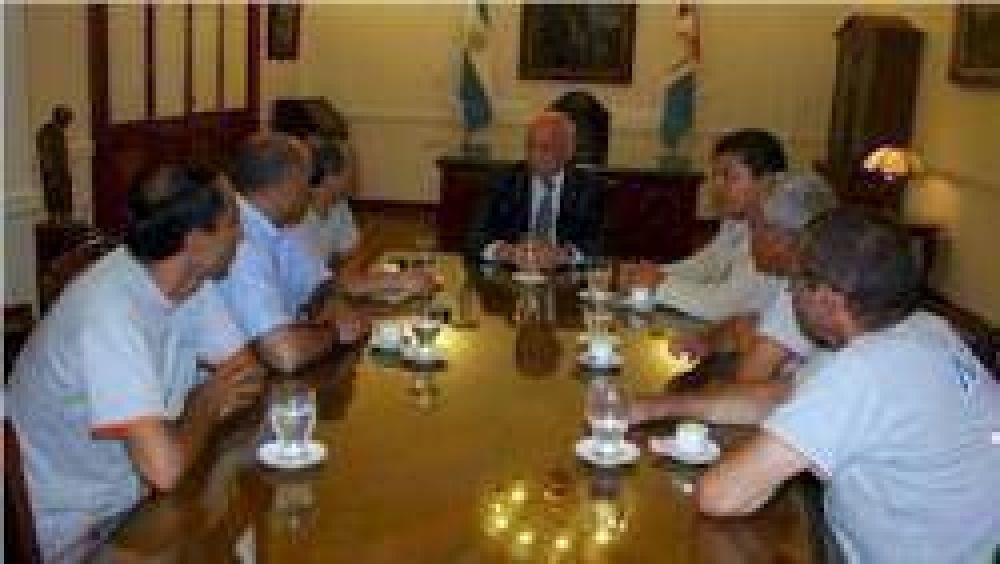 Bonfatti recibi� a trabajadores de Naranpol 