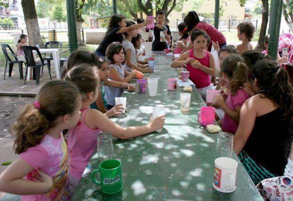 Una escuela de verano en la APT para aprender nataci�n y socializar 