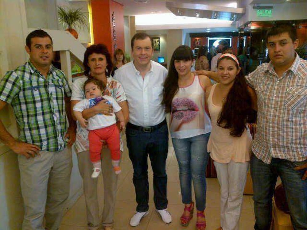 El Gobernador Zamora estuvo junto a los familiares del marino santiague�o Dom�nguez 