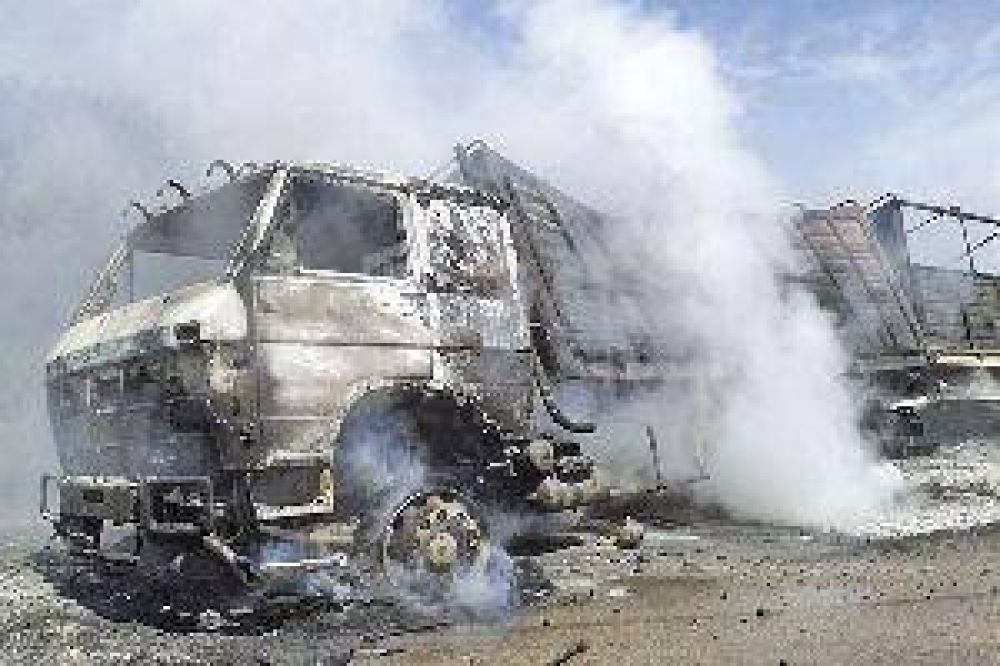 Incre�ble: cami�n con soja se detuvo sobre las cenizas del veh�culo quemado el mi�rcoles y tambi�n se prendi� fuego 