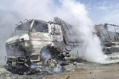 Incre�ble: cami�n con soja se detuvo sobre las cenizas del veh�culo quemado el mi�rcoles y tambi�n se prendi� fuego 