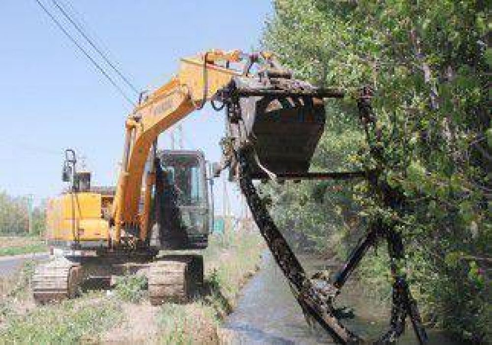 Limpian canales por basura y lama  