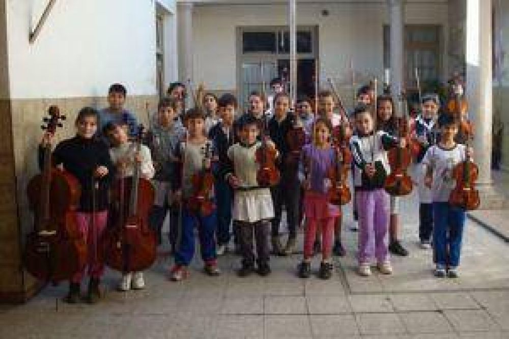 Ms de 60 nios integran la Orquesta Escuela de Lans