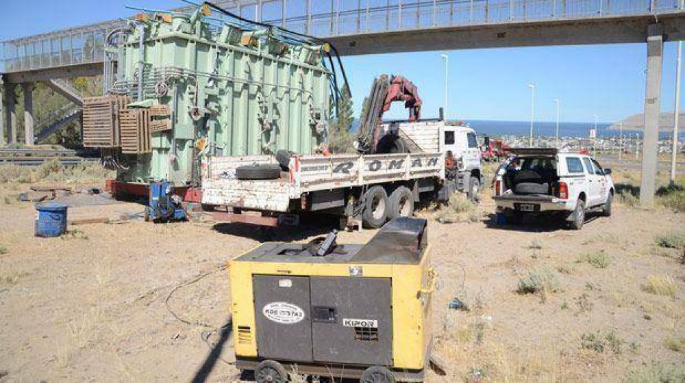 Tuvieron que descargar un cami�n para que pasara bajo el puente de Rada Tilly 