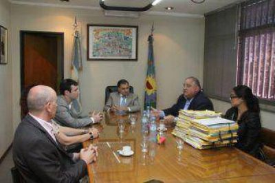 Firman convenios para la regularizaci�n dominial de terrenos
