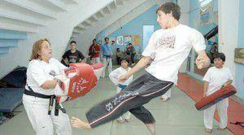 Dictan clases gratuitas de taekwondo para los chicos