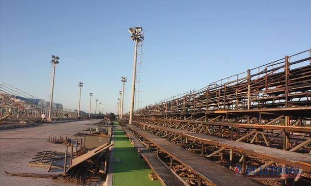 El carnaval en su casa propia: arranc� el armado de tribunas 