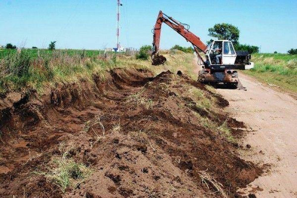 Limpian canales de desag�es y reparar�n camino vecinal