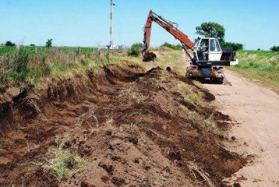 Limpian canales de desag�es y reparar�n camino vecinal