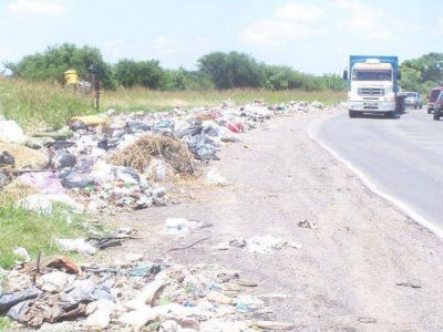 Un basural a cielo abierto crece en la Panamericana