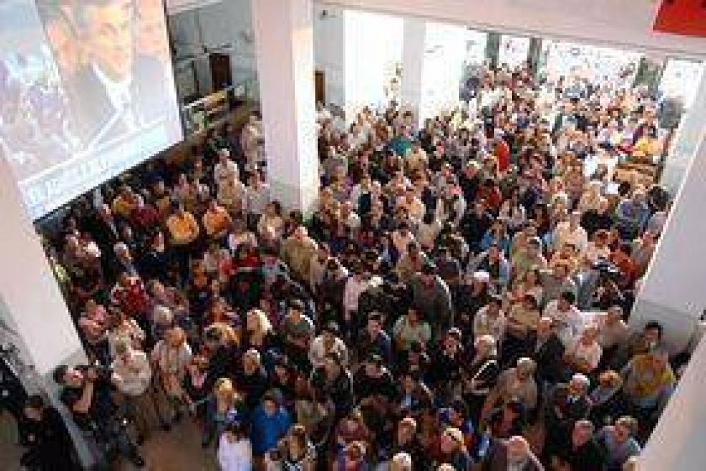 Los santafesinos homenajearon a Alfons�n en un acto realizado en el Municipio