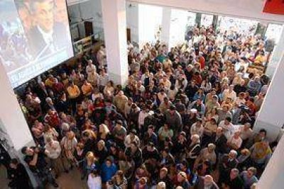 Los santafesinos homenajearon a Alfons�n en un acto realizado en el Municipio