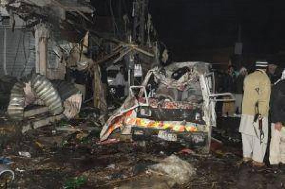 Pakist�n: m�s de 100 muertos en dos atentados