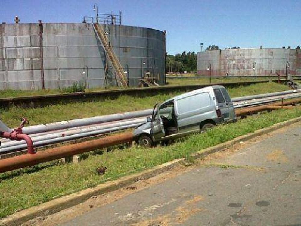 Refiner�a YPF: Conductor cay� en una zanja vencido por el cansancio