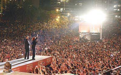 Una multitud disfrut� junto al mar, en el Paseo Hermitage