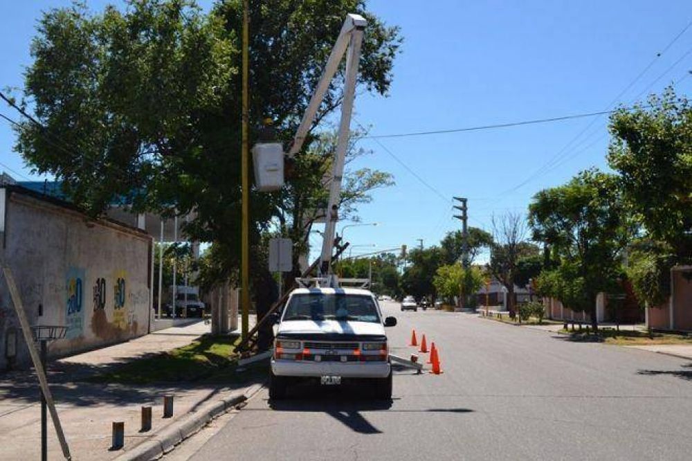 Detectan conexiones clandestinas arreglando luminarias 