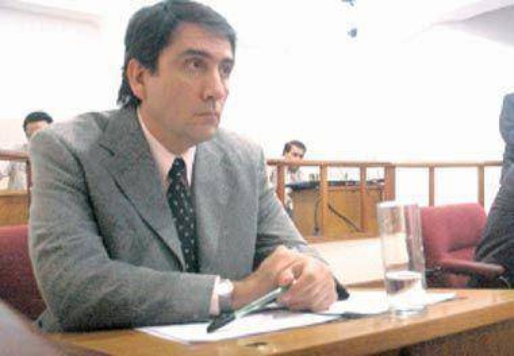   En raz�n de que la escuela constituye un espacio propicio para abordar los hechos de la historia, reciente y distante; el Ministerio de Educaci�n de la Naci�n, a trav�s de su titular Juan Carlos Tedesco, consider� necesario que se trabaje en las aulas s