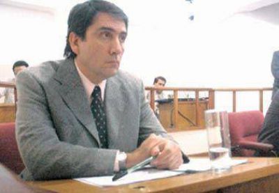   En raz�n de que la escuela constituye un espacio propicio para abordar los hechos de la historia, reciente y distante; el Ministerio de Educaci�n de la Naci�n, a trav�s de su titular Juan Carlos Tedesco, consider� necesario que se trabaje en las aulas s