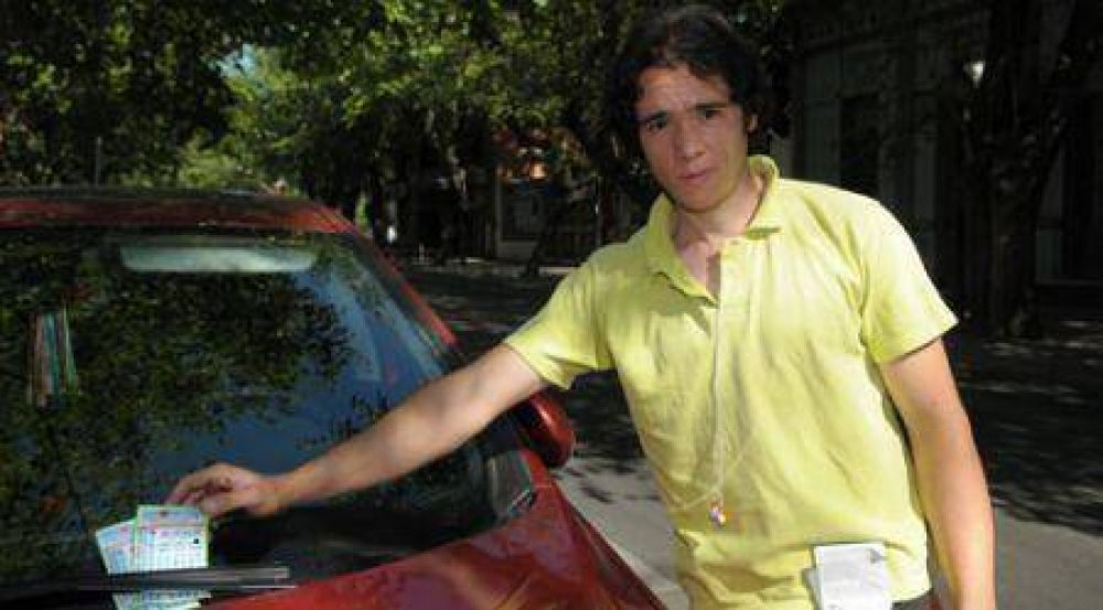 Un cuidacoches devolvi� $10 mil a su due�o 