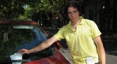 Un cuidacoches devolvi� $10 mil a su due�o 