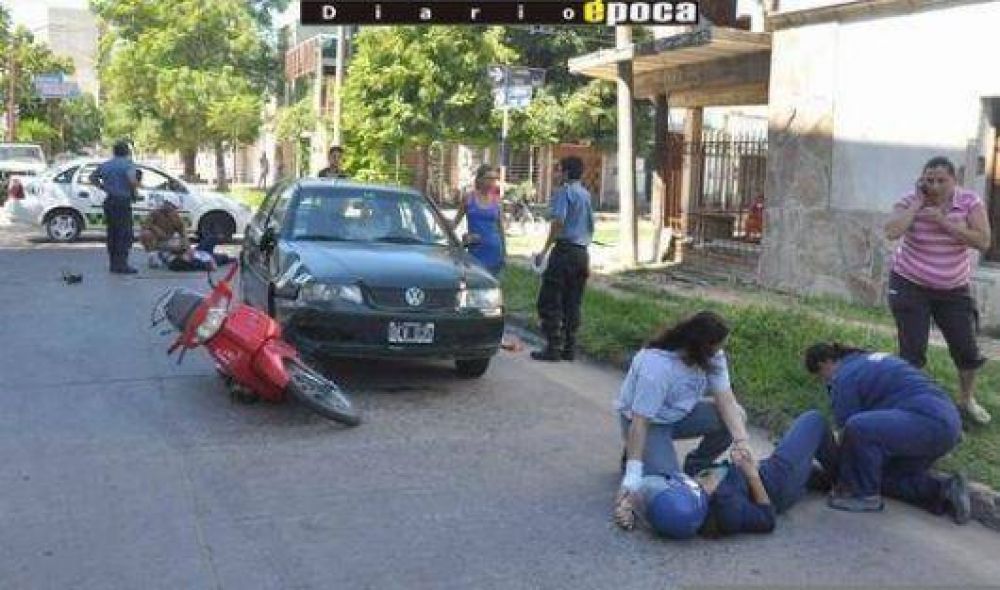 Dos mujeres heridas en violento choque entre un auto y una moto 