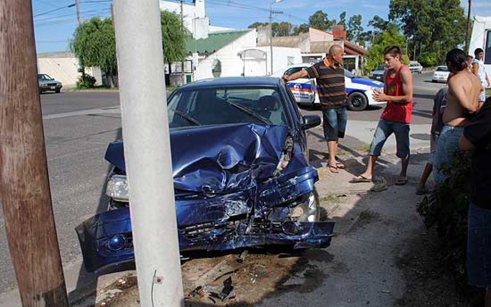 Violenta colisi�n entre dos autos: uno impact� contra un poste y el otro termin� contra un garage 