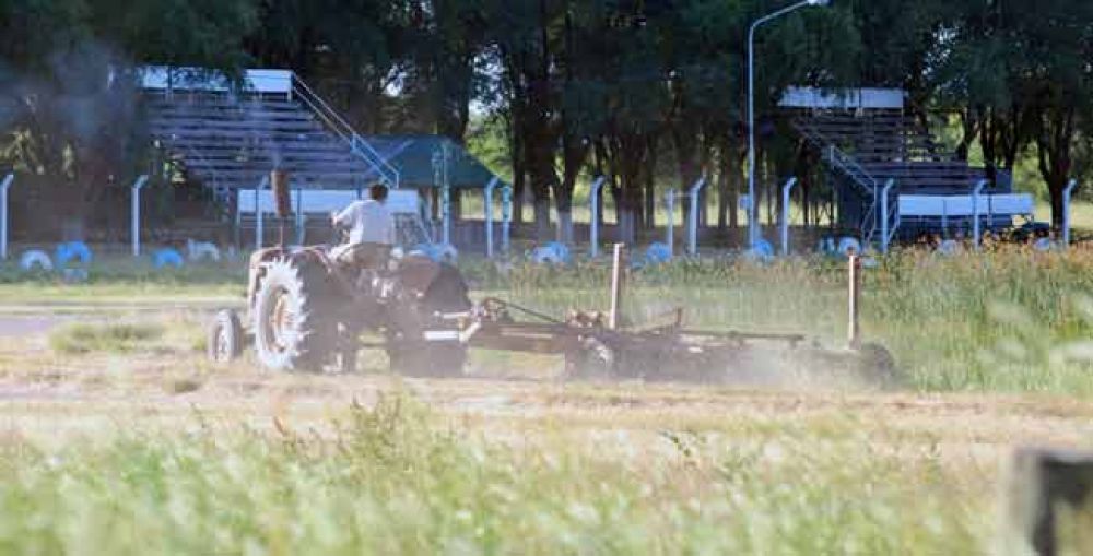 Tareas de desmalezamiento en el Aut�dromo Regional 