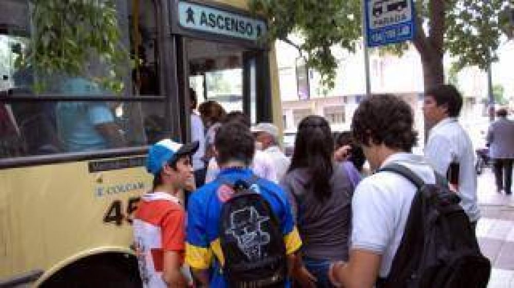 El ministerio de Hacienda asegur� el pago de haberes para transporte 