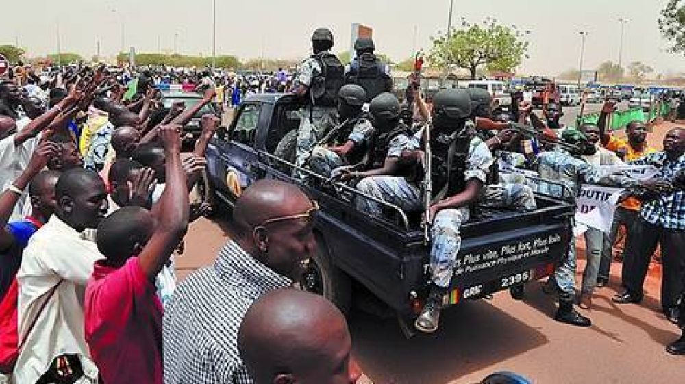 Francia despliega tropas en Mali para frenar a los rebeldes