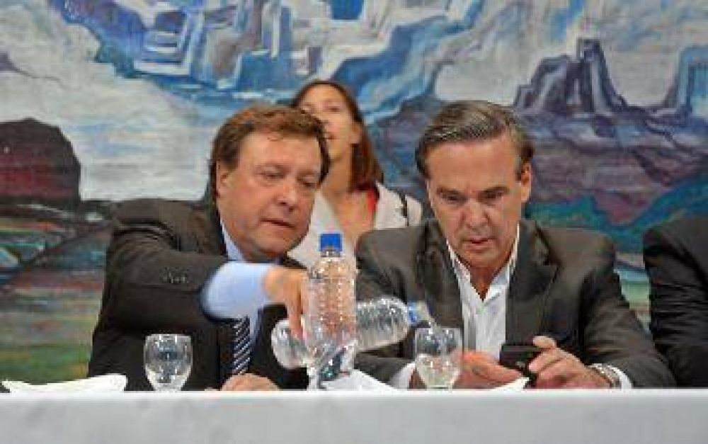 Juntan firmas para impulsar revocatoria a Goye 