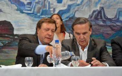 Juntan firmas para impulsar revocatoria a Goye 