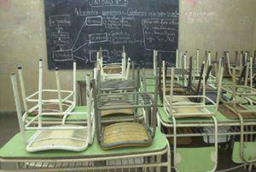 Se pidi� de forma urgente m�s mobiliario para las escuelas