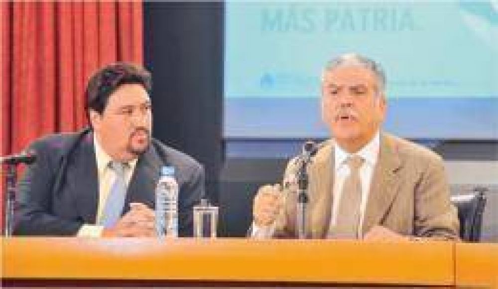 Closs y De Vido presentaron un nuevo plan de obras p�blicas nacional para los 75 municipios 