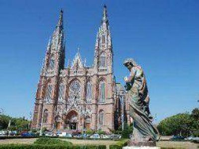 La Plata: La Catedral reabre sus puertas tras invasi�n de polillas