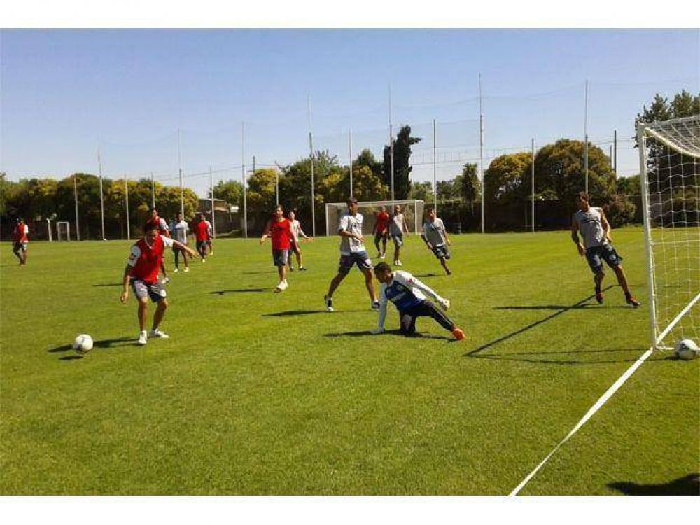 Palermo par� dos equipos en el ensayo futbol�stico del Tomba 
