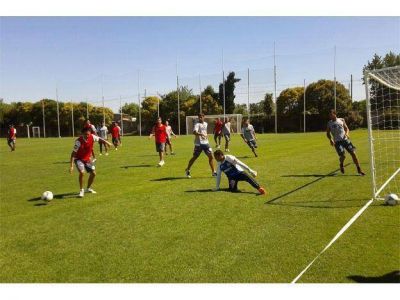 Palermo par� dos equipos en el ensayo futbol�stico del Tomba 