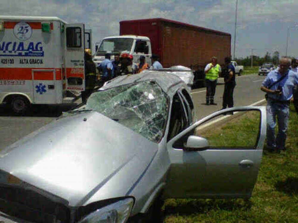 Dos ni�as graves tras vuelco en autov�a C�rdoba-Alta Gracia