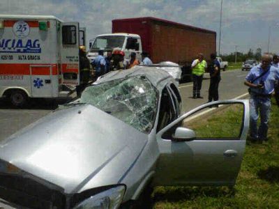 Dos ni�as graves tras vuelco en autov�a C�rdoba-Alta Gracia