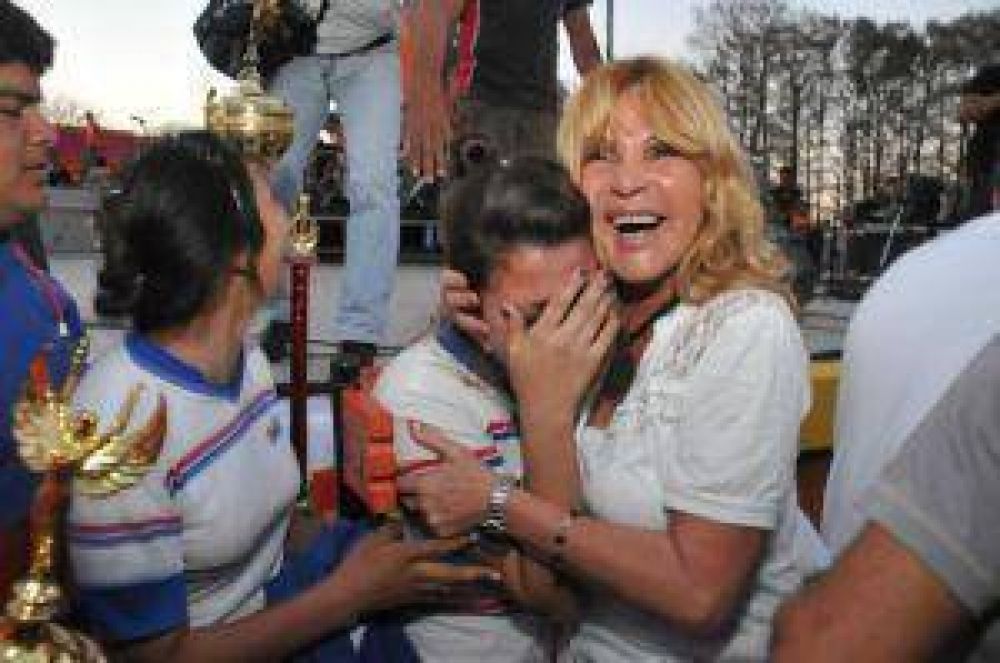Ayala destaca su pol�tica para ni�os y j�venes 