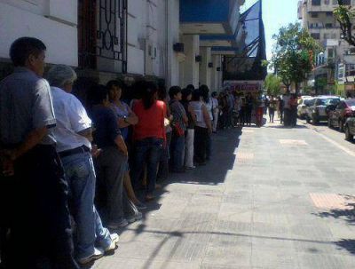 Largas esperas bajo el sol para cobrar en los cajeros de Banco Macro en Jujuy  